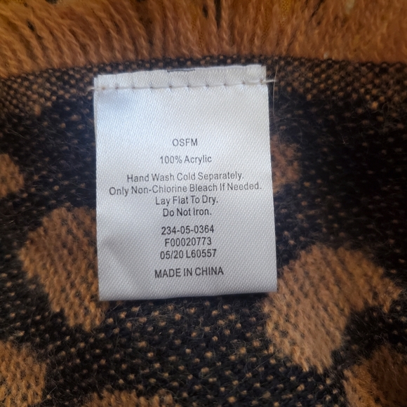 Acrylic knit leopard wrap - Picture 5 of 8